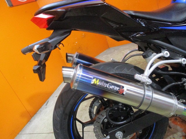 ここはでかい！モトギヤの２本出しフルエキマフラー装備！定価１２３７５０円もする高価なマフラーですよ！